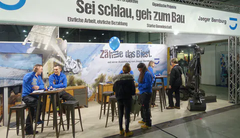 Messestand von Jaeger Bernburg mit der Kampagne „Sei schlau, geh zum Bau“